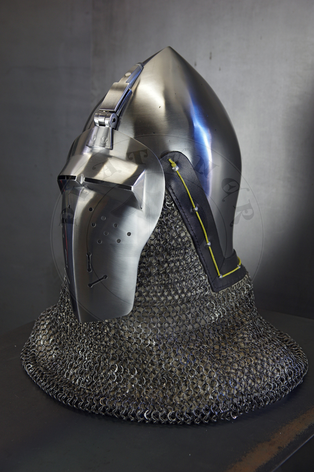 Klappvisier bascinet with keyhole visor, c. 1390-1410. Source: bascinet Wallace Collection A74, London; visor Museo Stibbert, Florence. Skull raised from two halves of 2 mm high quality mild steel, heat hardened and tempered up to 34 HRC. Visor raised from 2 mm medium carbon steel and hardened and tempered up to 42 HRC. Visor hinge made of medium carbon steel. Visor is removable. Weight 3,320 kg. /Klappvisier wzorowany na hemie z Wallace Collection A74 oraz zasonie z Museo Stibbert, datowany na 1380-1410. Dzwon wykuty z dwch powek 2 mm wysokiej jakoci stali niskowglowej, hartowany i odpuszczany do 34 HRC. Zasona wykuta z 2 mm stali redniowglowej, hartowana i odpuszczana do 42 HRC. Zawias zasony wykonany ze stali redniowglowej. Zasona jest zdejmowana. Waga 3,320 kg.